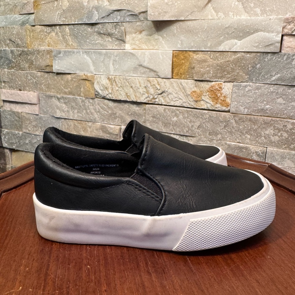 Child’s Sz 9 Soda Slip-on Black White Shoes Sneakers EUC